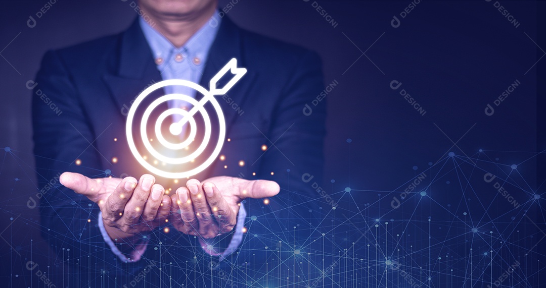 Empresário segurando dardos virtuais e seta