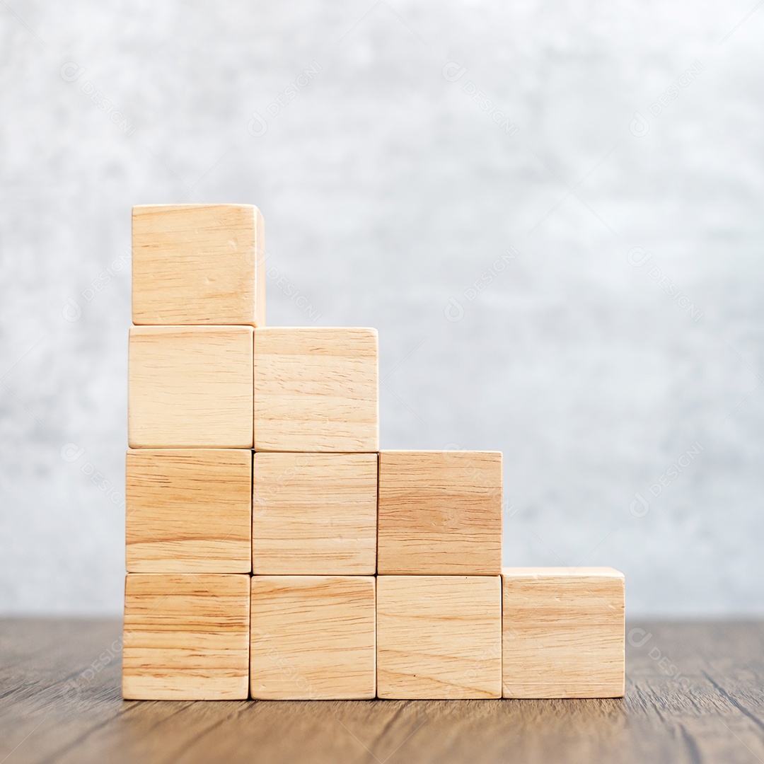 Bloco de madeira do cubo no edifício. Objetivo de negócios, crescimento, planejamento, gerenciamento de riscos, solução, conceitos de estratégia
