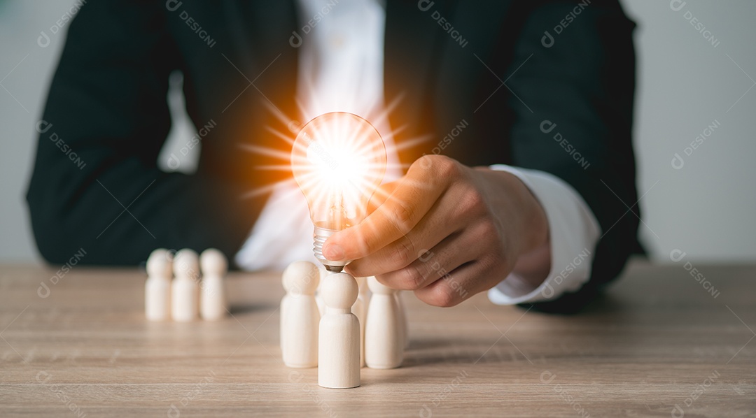 Jovem empresário segurando uma lâmpada