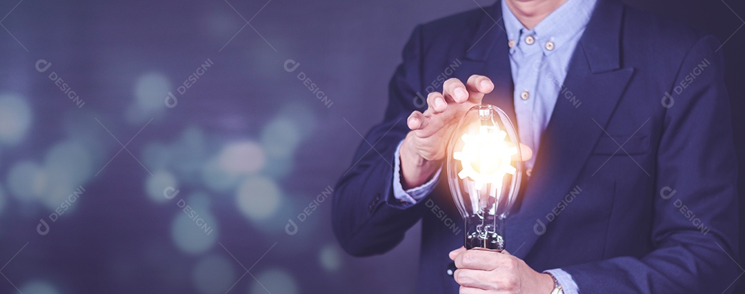 Inovação. Mãos segurando uma lâmpada para conceito de nova ideia