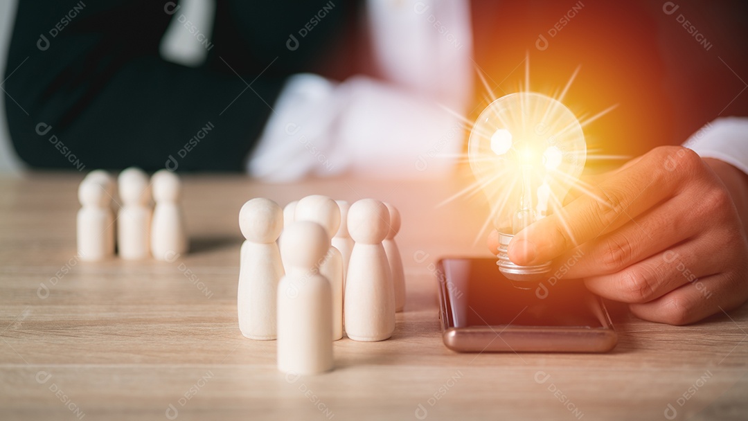 Um jovem empresário com uma lâmpada na mão.