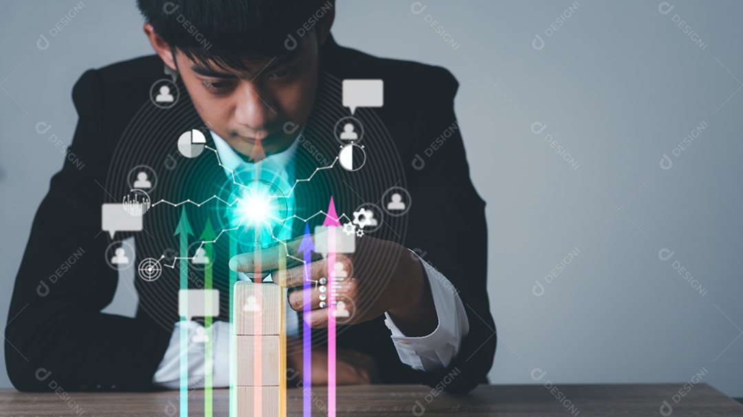 Jovem empresário segurando uma lâmpada com a mão representa