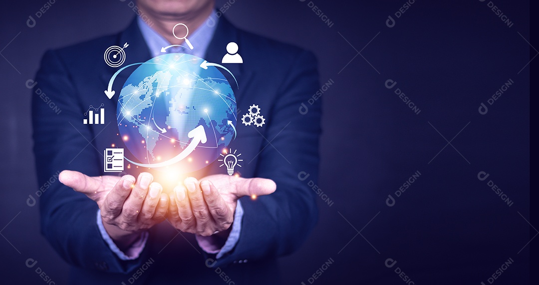 Homem de negócios que usa o telefone móvel esperto. Internet global de negócios