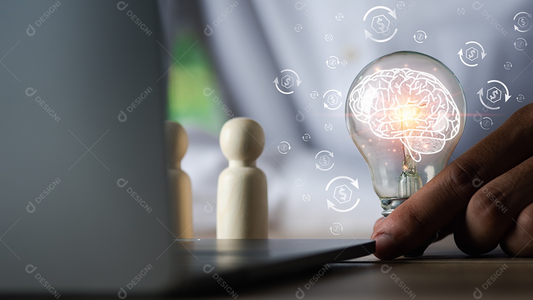 Jovem empresário segurando uma lâmpada com a mão