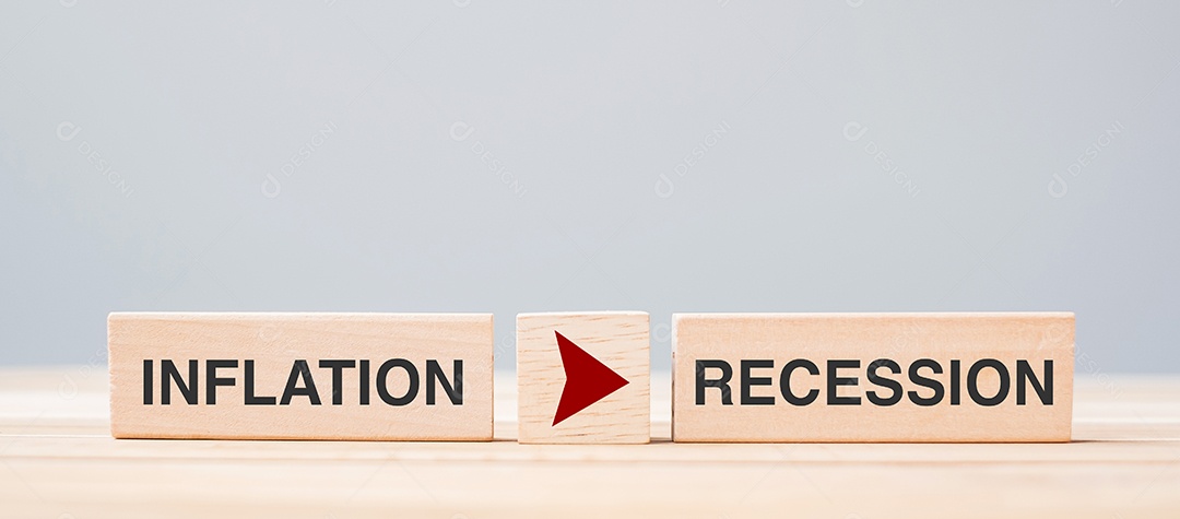 bloco com INFLAÇÃO muda para o texto RECESSÃO. Taxa de juros, economia, ações, financeiro, hipoteca, conceito de perda de crise e corte