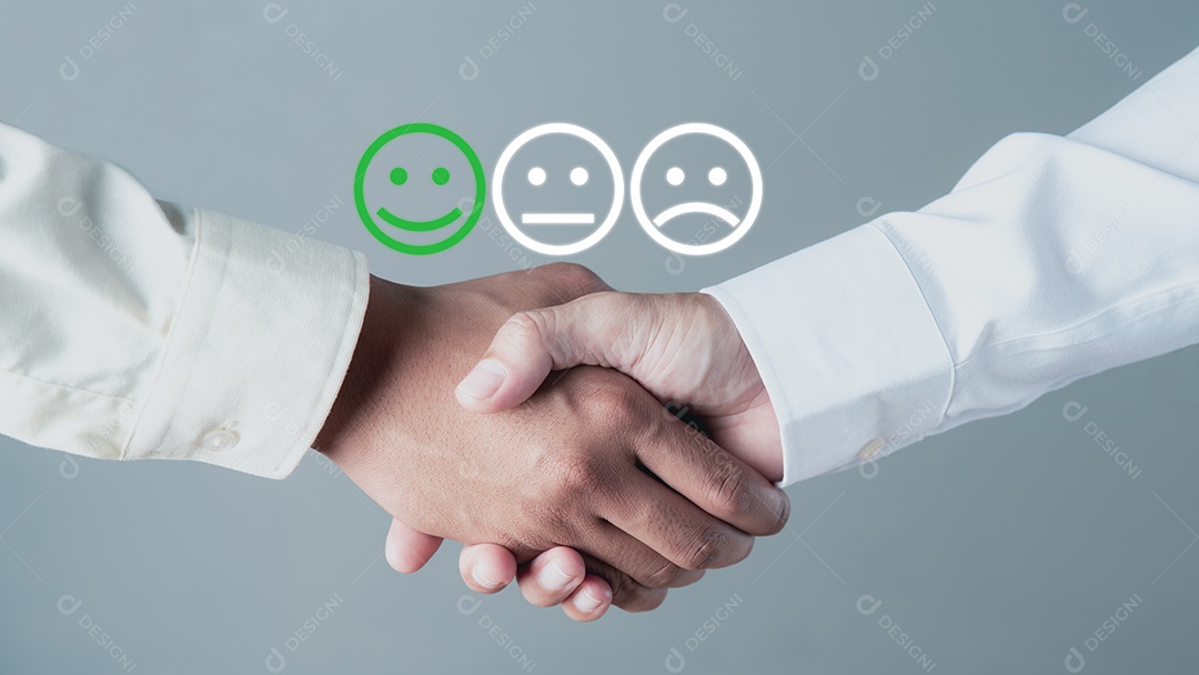 Dois jovens empresários apertando as mãos