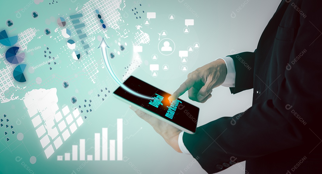 Empresário apontando para seu tablet com a mão.