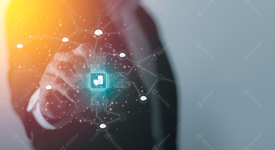 Um homem de negócios jovem com uma caneta na mão