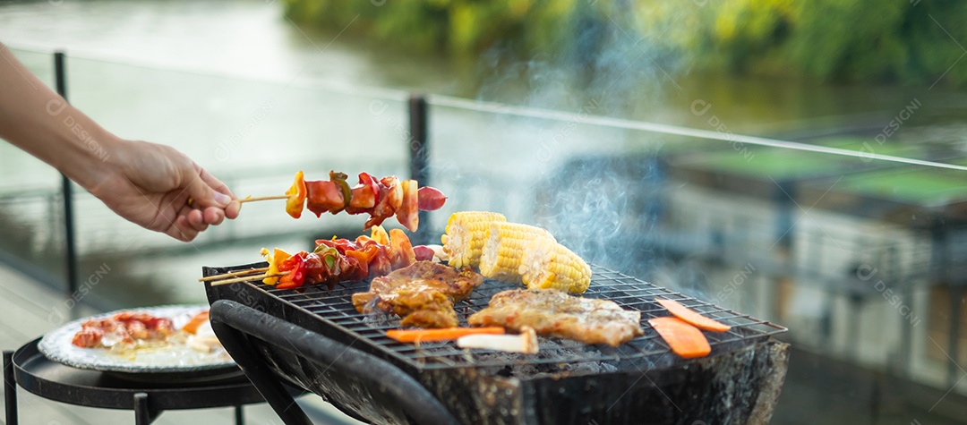 deliciosa carne grelhada com fumaça, churrasco com legumes ao ar livre. Churrasco, festa, estilo de vida e conceito de piquenique