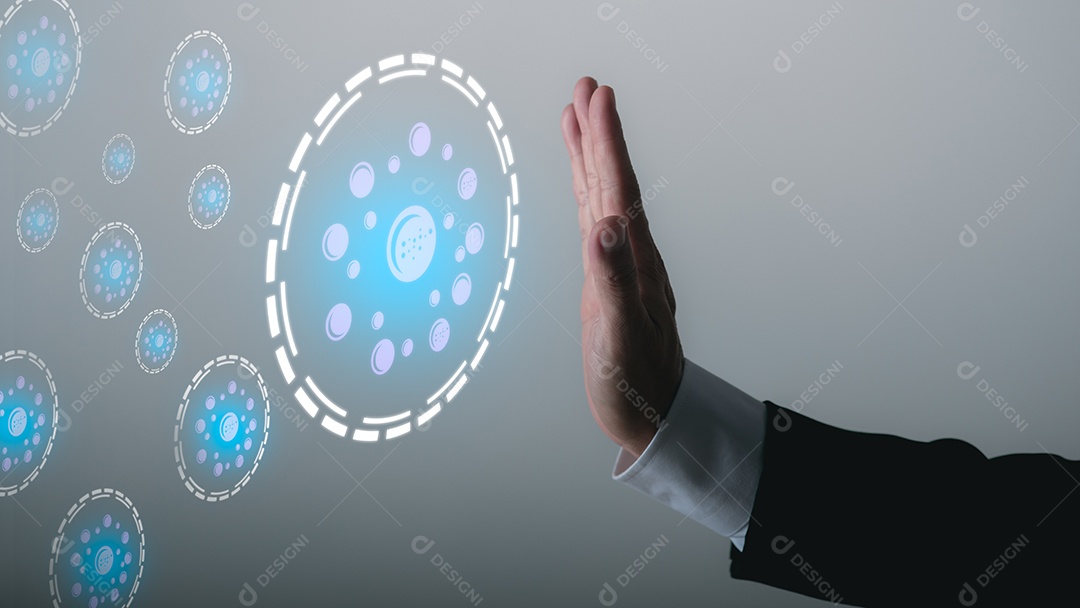 Jovem empresário vestindo um terno levanta a mão