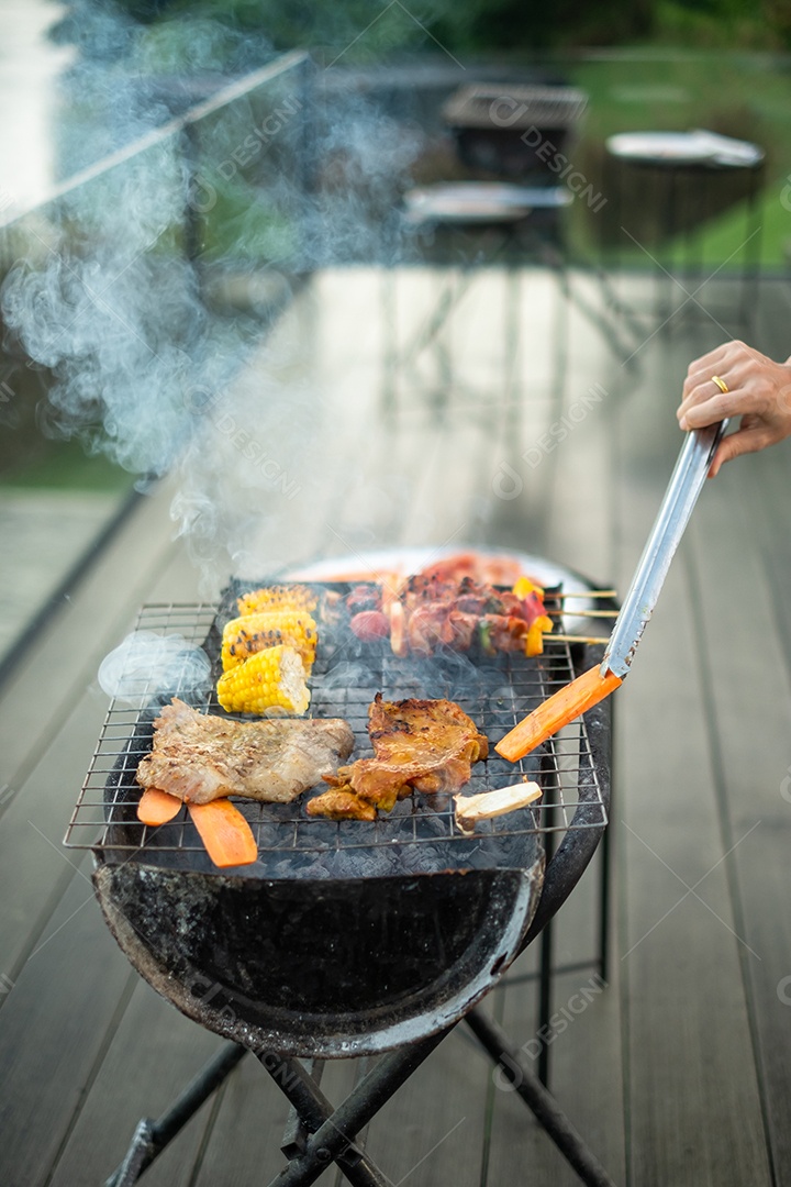 deliciosa carne grelhada com fumaça, churrasco com legumes ao ar livre. Churrasco, festa, estilo de vida e conceito de piquenique