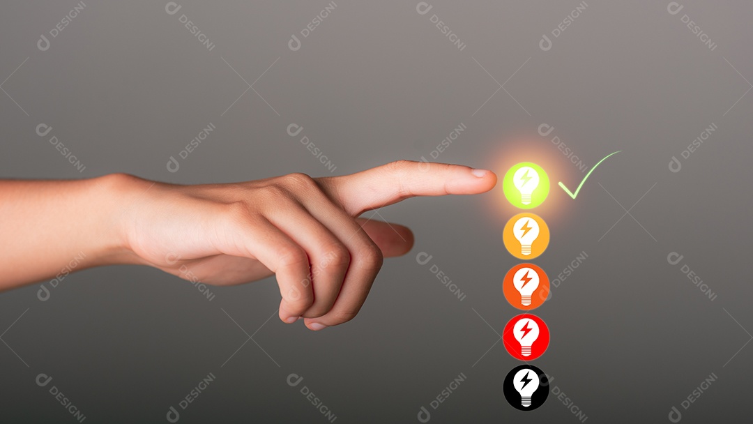 Dedo apontando para o ícone do símbolo de tecnologia