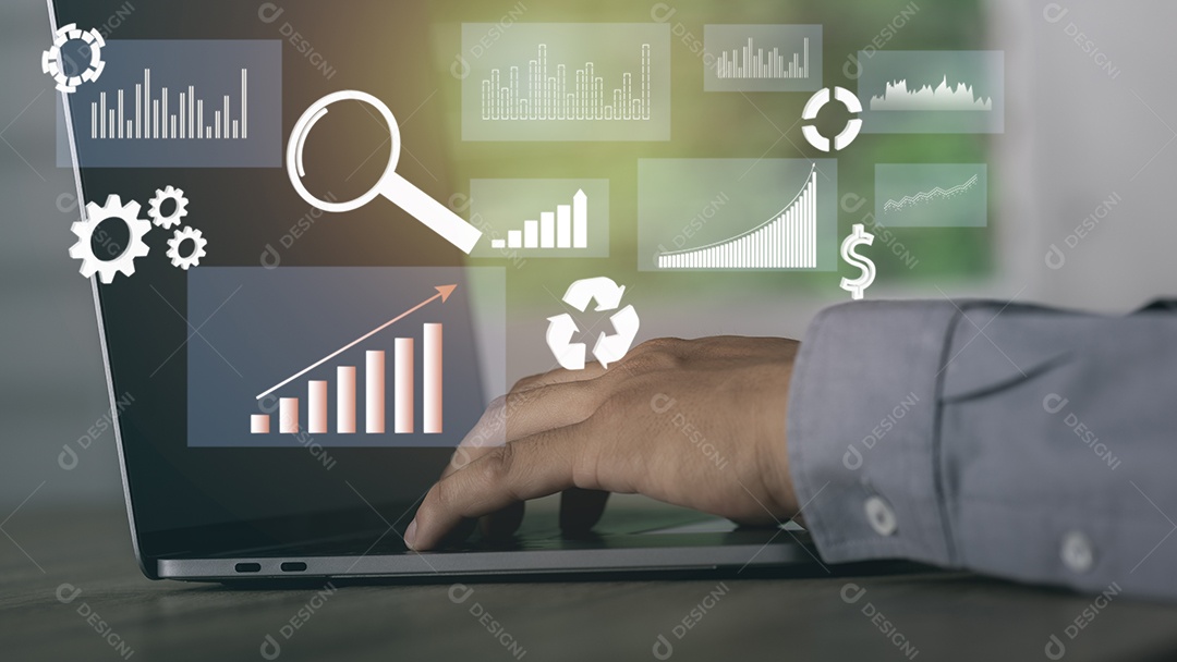 O jovem empresário está usando seu laptop