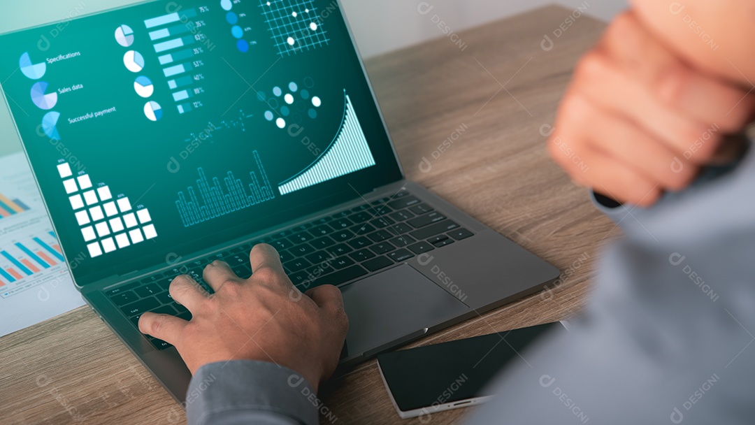 Jovem empresário usando computador portátil para trabalhar