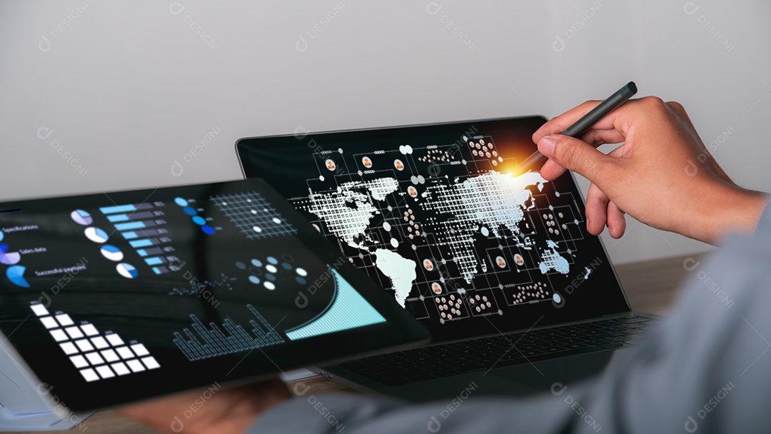 Jovem empresário usando computador portátil para trabalhar