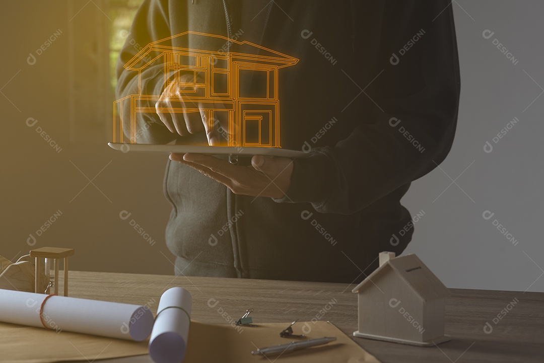 Arquiteto olhando a planta da casa em seu tablet