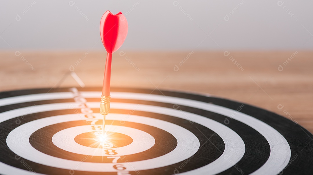 Os dardos são colocados no alvo.