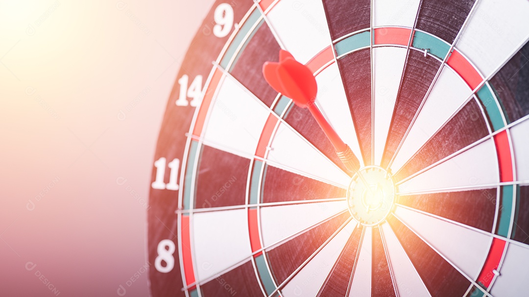 Os dardos são colocados no alvo.