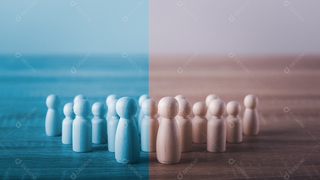 Muitas bonecas de madeira são colocadas sobre a mesa.