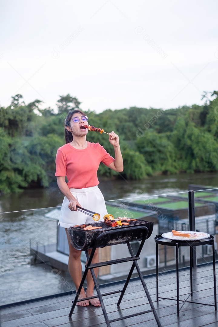 Mulher feliz com deliciosas carnes grelhadas e churrasco ao ar livre. Churrasco, festa, estilo de vida e conceito de piquenique
