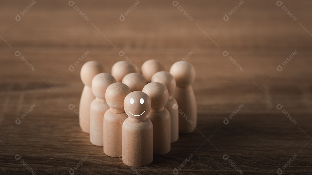 Uma boneca de madeira colocada sobre a mesa.