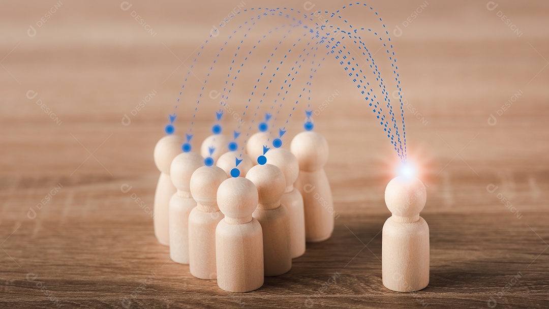 Muitas bonecas de madeira são colocadas sobre a mesa.