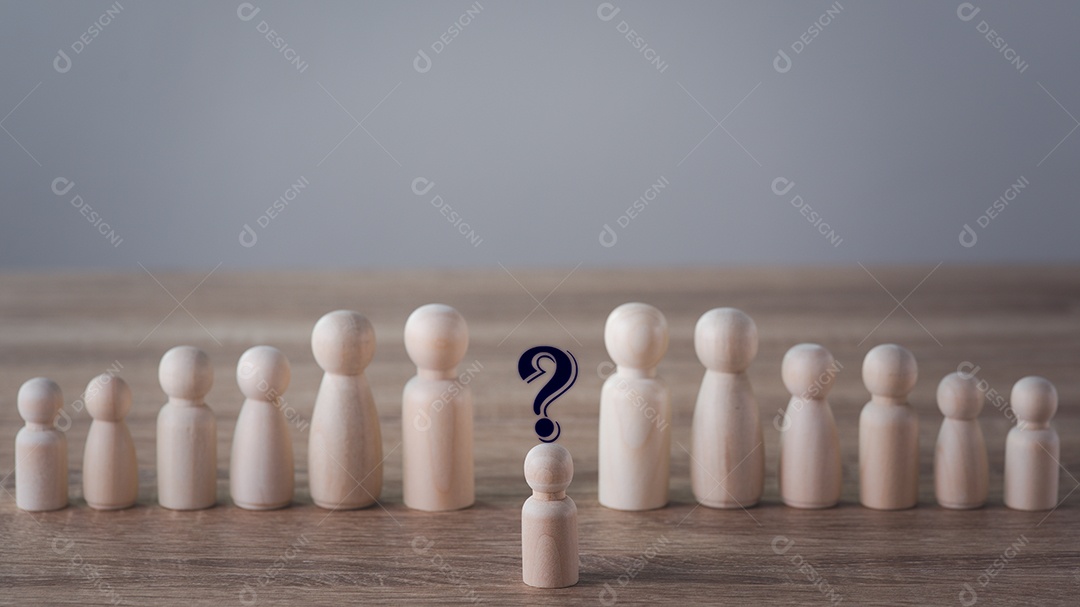 Uma boneca de madeira colocada sobre a mesa.