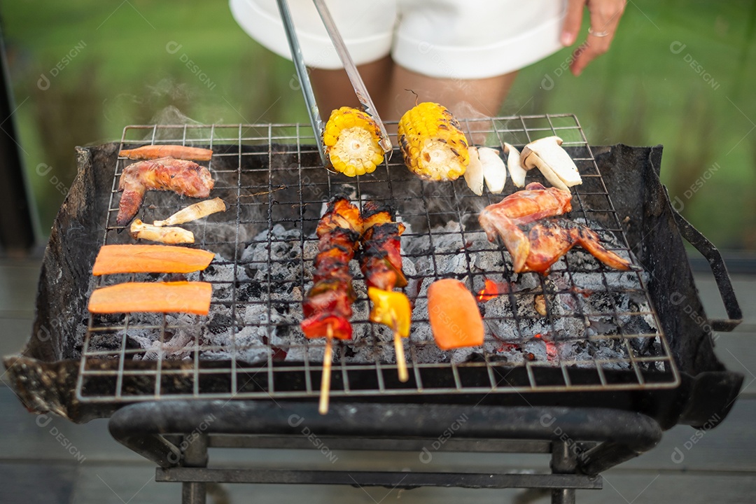 deliciosa carne grelhada com fumaça, churrasco com legumes ao ar livre. Churrasco, festa, estilo de vida e conceito de piquenique