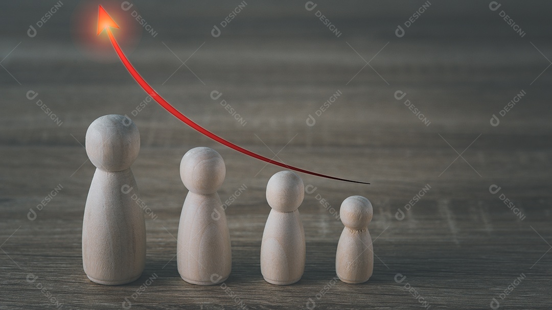 Uma boneca de madeira na mesa