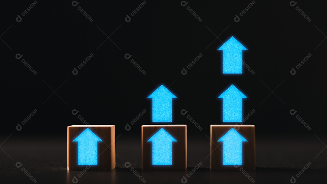 Um bloco de madeira é colocado sobre uma mesa