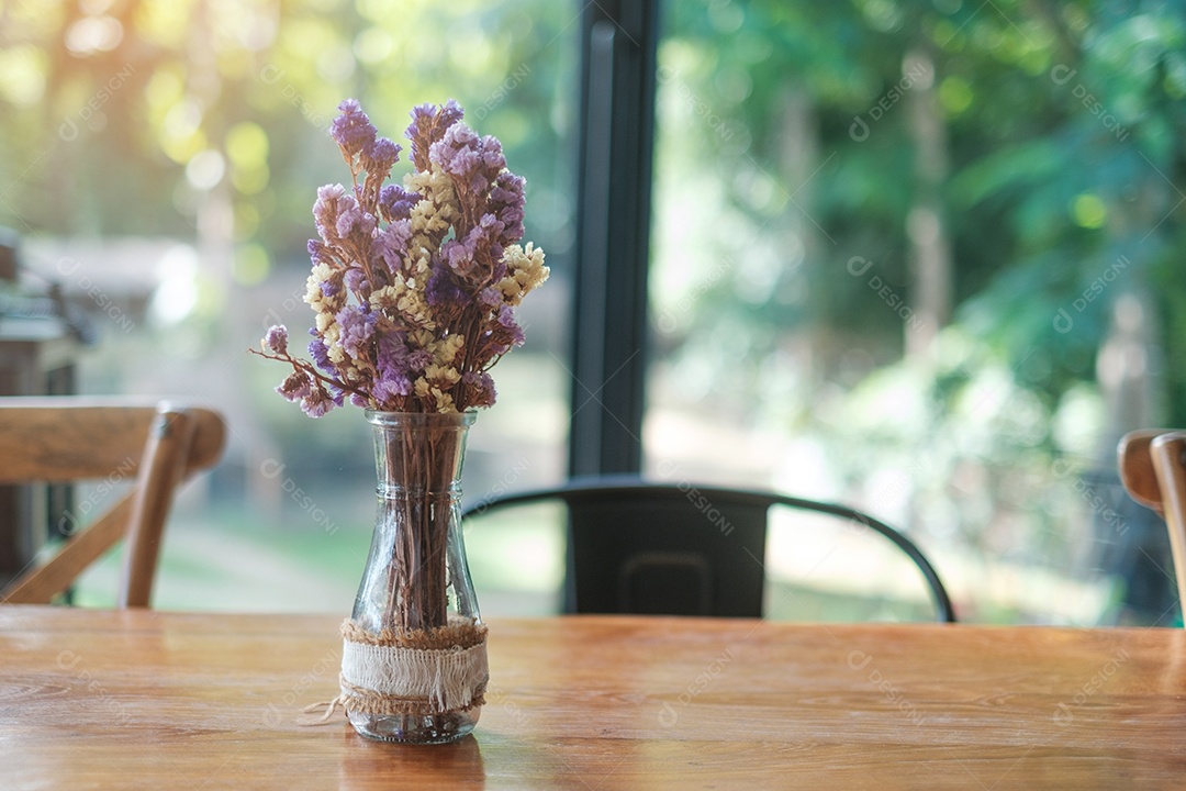Linda flor de statice seca ou lavanda do mar Limonium spp. em frasco de vidro na mesa de madeira. para plano de fundo com espaço de cópia em branco