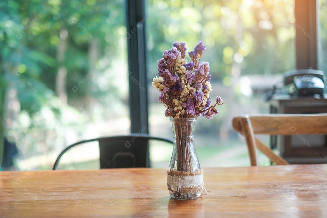 Linda flor de statice seca ou lavanda do mar Limonium spp. em frasco de vidro na mesa de madeira. para plano de fundo com espaço de cópia em branco