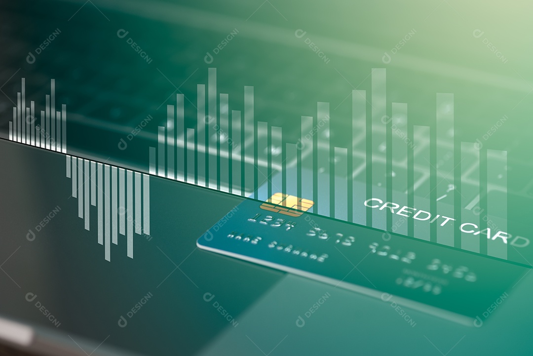 Um cartão de crédito inserido em um laptop