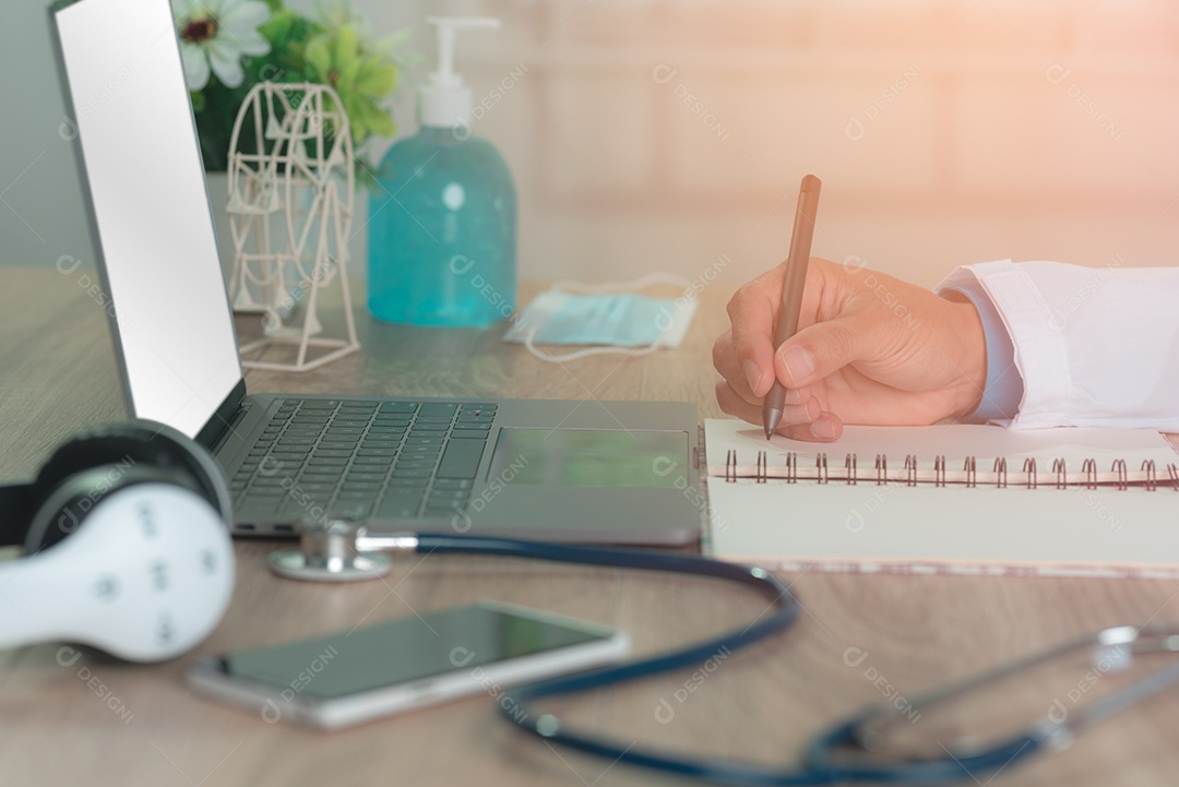 Um dos médicos estava fazendo anotações em um caderno
