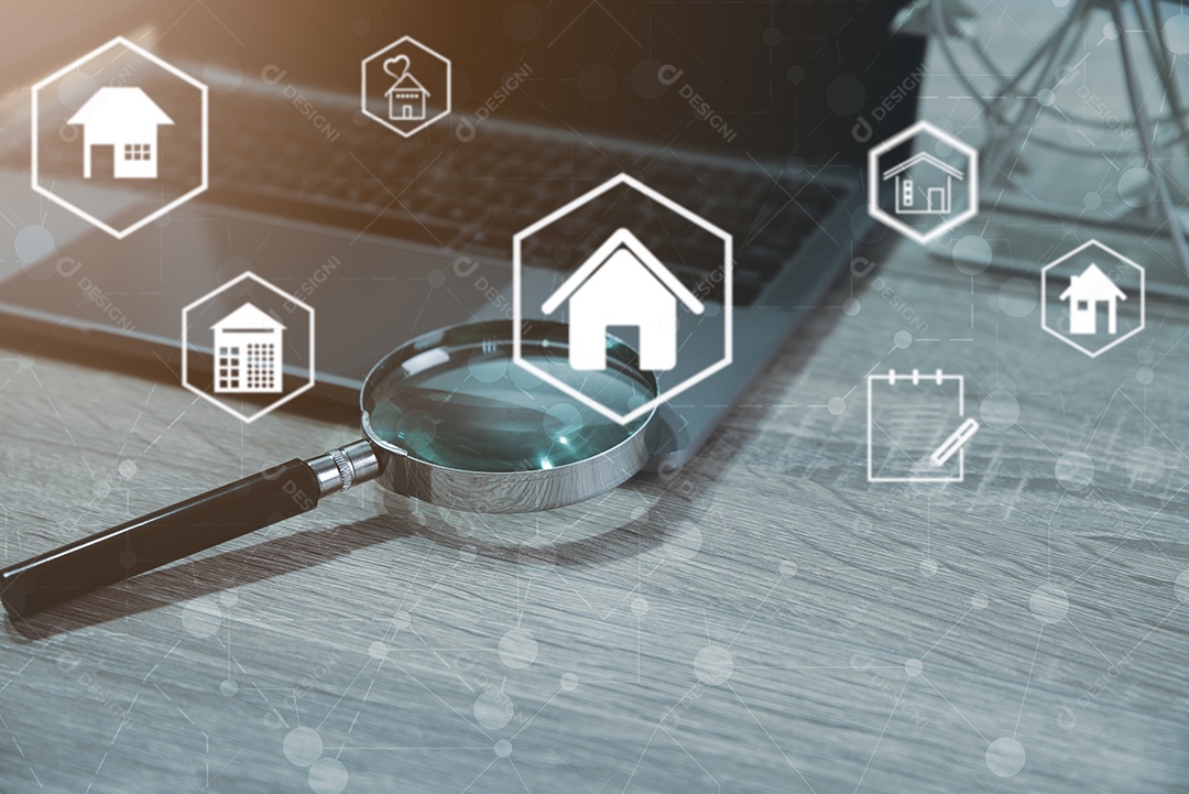 Uma lupa é colocada no laptop