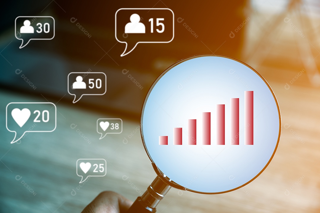 Mão segurando uma lupa