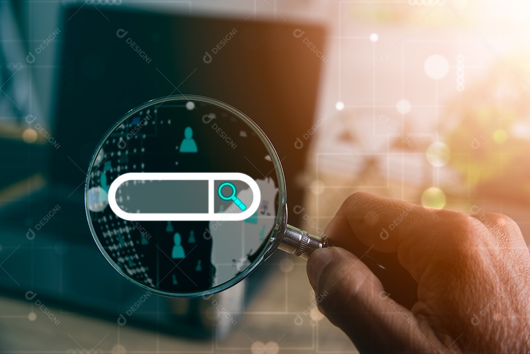 Uma lupa na mão de um homem