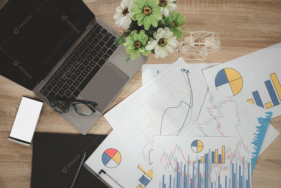 Gráficos, tabelas, mesa de negócios, computador portátil