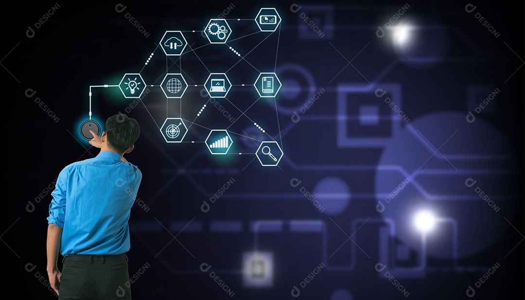 Jovem empresário apontando para o ícone de botão