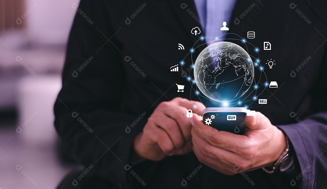 Homem segurando alvo de dardos virtual e seta