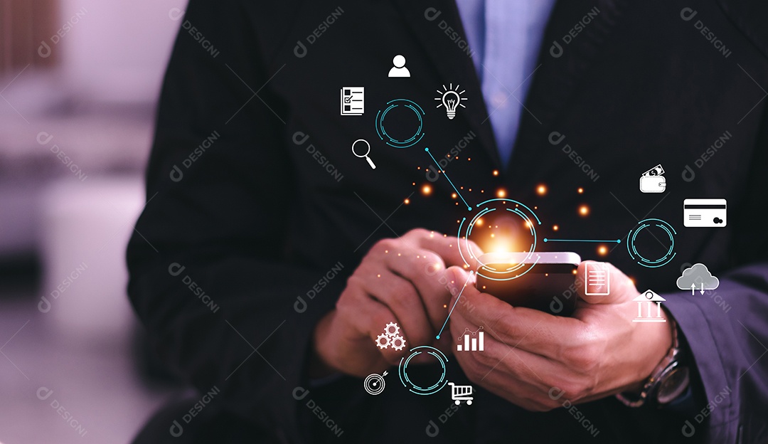 Homem de negócios que usa o telefone móvel esperto. Internet global de negócios