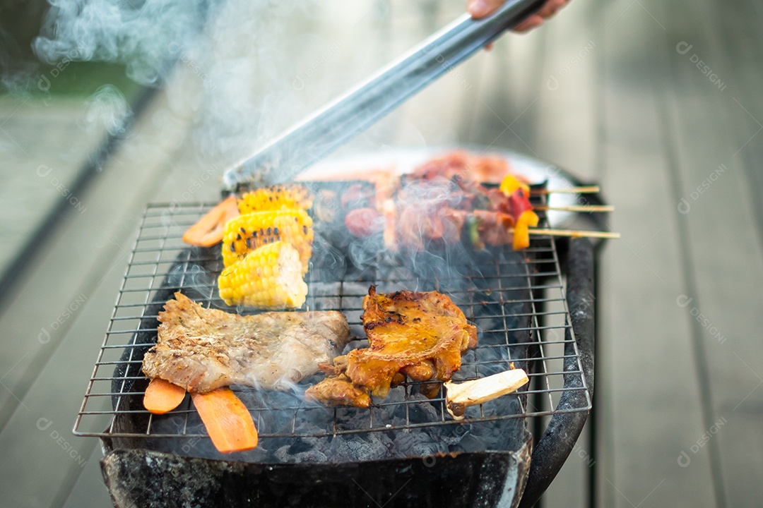 deliciosa carne grelhada com fumaça, churrasco com legumes ao ar livre. Churrasco, festa, estilo de vida e conceito de piquenique