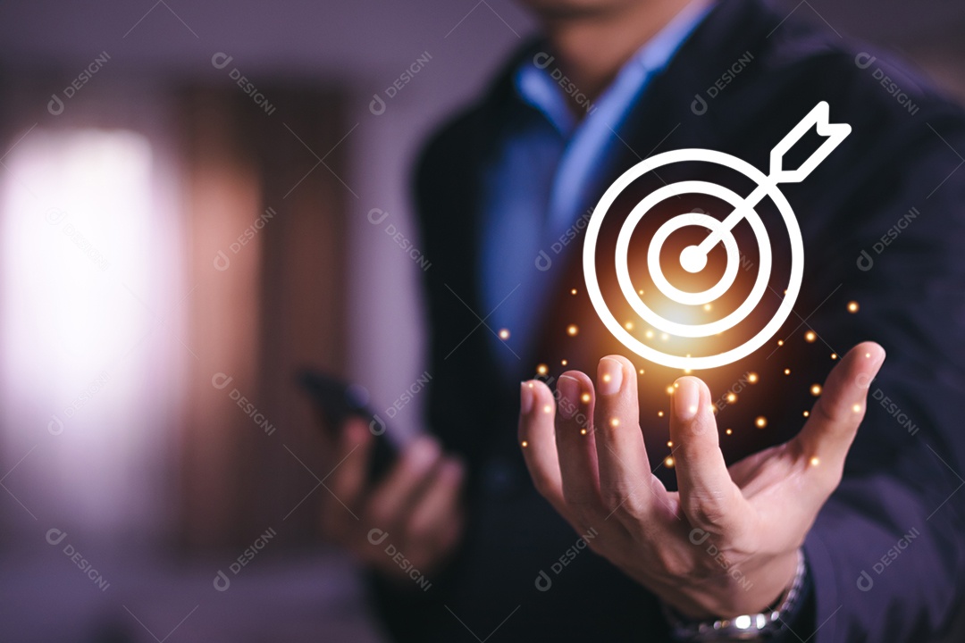 Homem segurando alvo de dardos virtual e seta