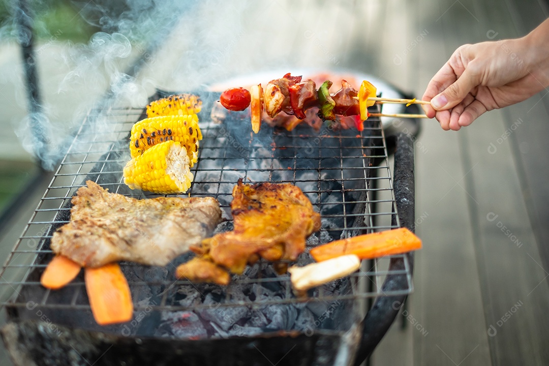 deliciosa carne grelhada com fumaça, churrasco com legumes ao ar livre. Churrasco, festa, estilo de vida e conceito de piquenique