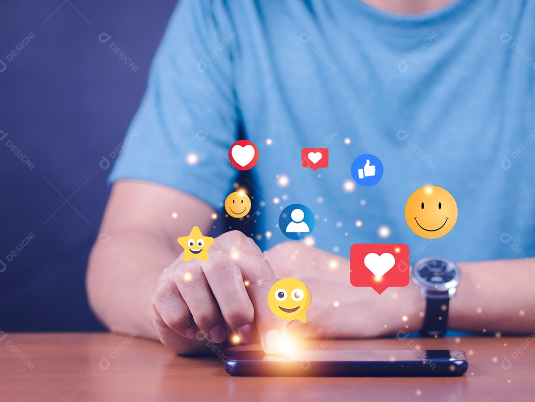 Mídia social e conceito online digital, mulher usando telefone inteligente