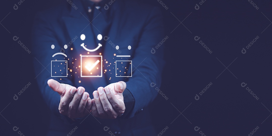 Conceito de avaliação de atendimento ao cliente. homem asiático sorridente