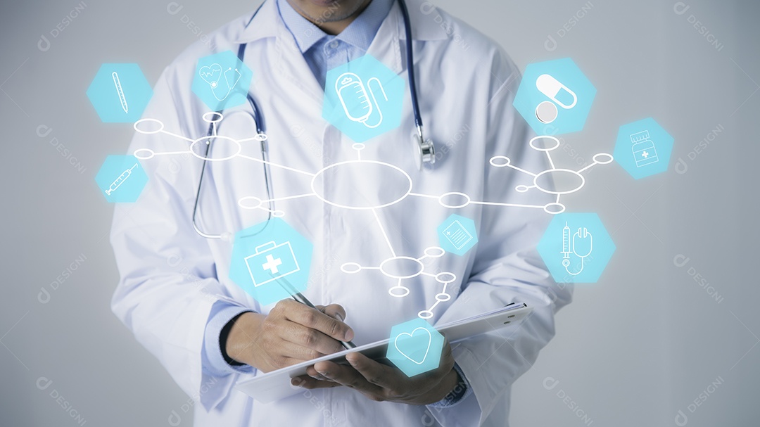 Jovem médico Anote as informações em uma nota