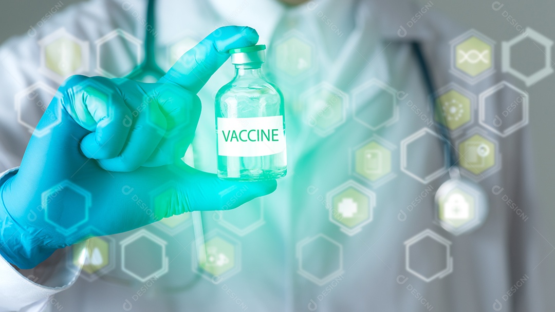 Cientista tem um frasco de vacina na mão.