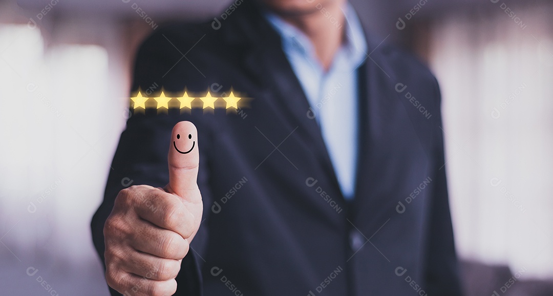 Conceito de satisfação do cliente. Mão com o polegar para cima emoção positivo