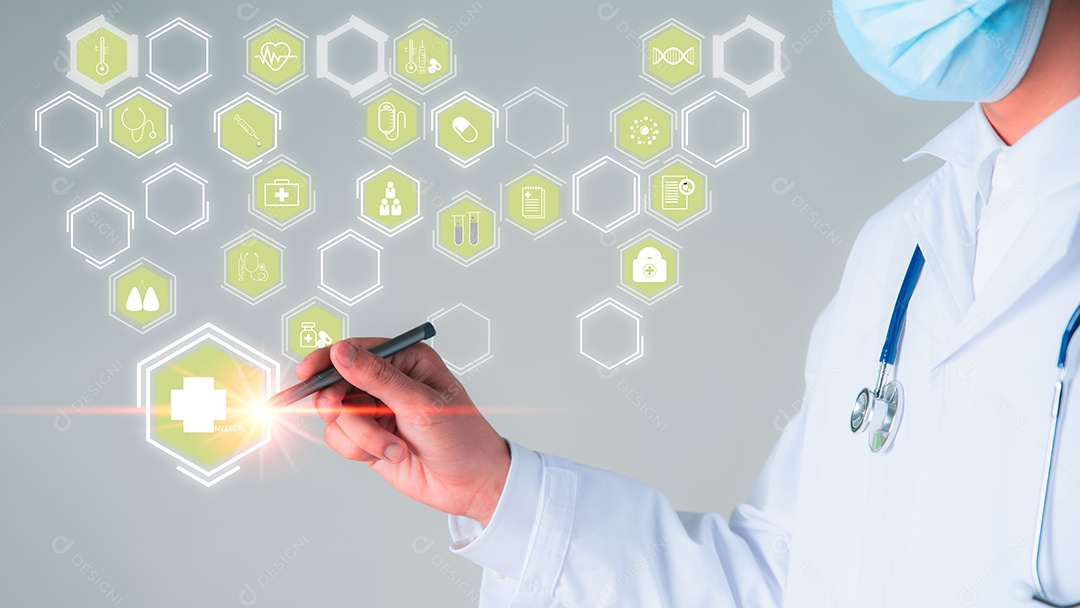 O jovem médico tem uma caneta na mão.